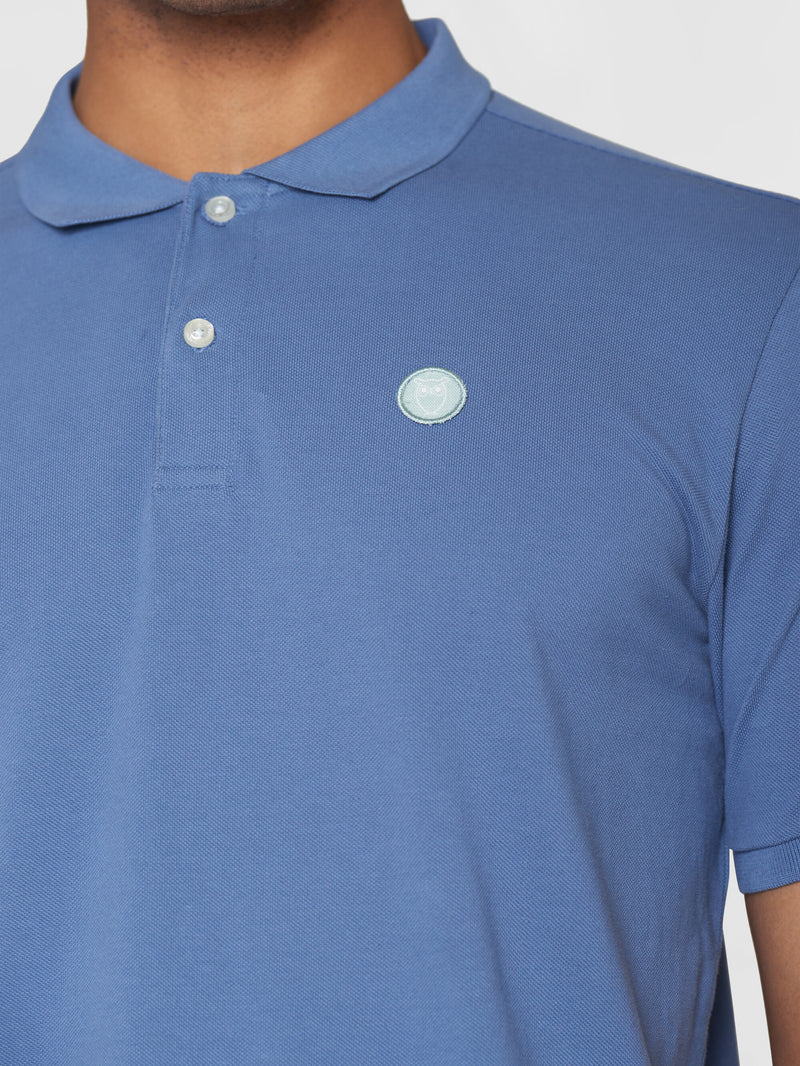 KnowledgeCotton Apparel - MEN Basic badge polo Polos 1432 Moonlight Blue