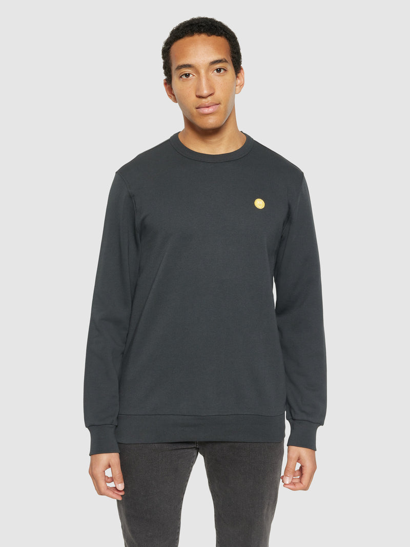KnowledgeCotton Apparel - MEN Basic badge sweat Sweats 6031 Phantom