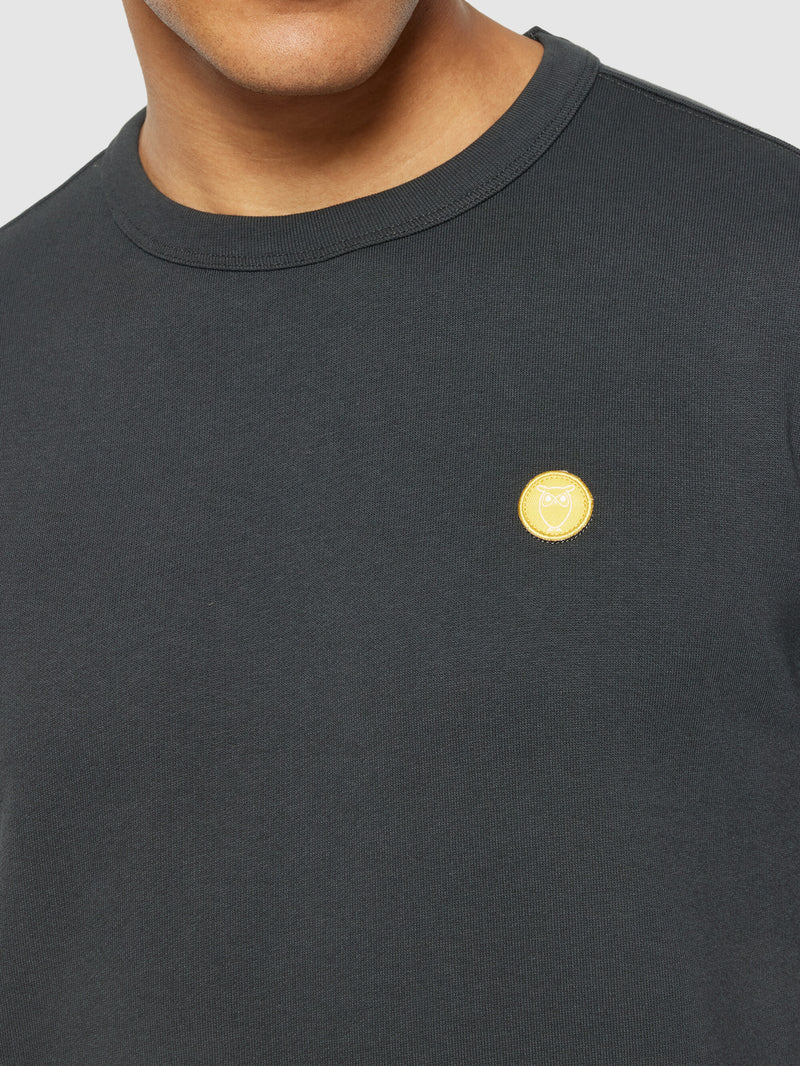 KnowledgeCotton Apparel - MEN Basic badge sweat Sweats 6031 Phantom