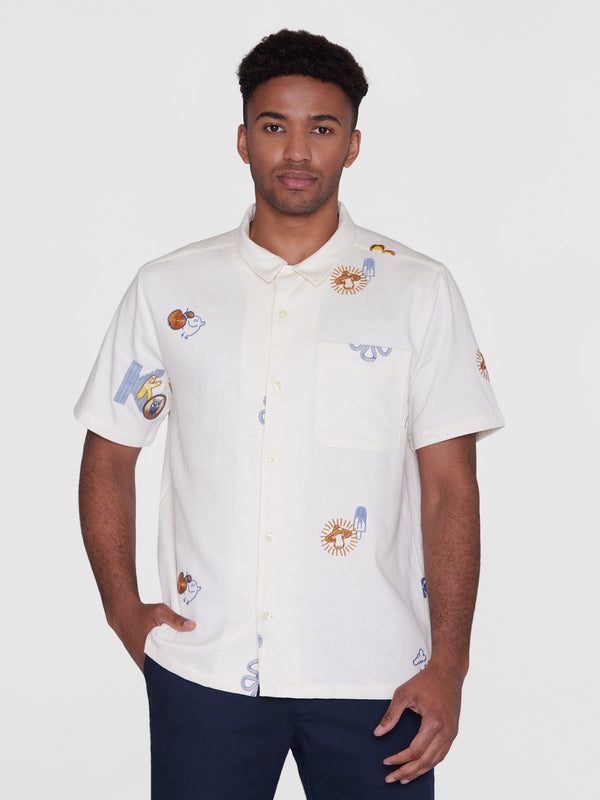 KnowledgeCotton Apparel - MEN Box fit short sleeve shirt with embroidery - GOTS/Vegan Shirts 1387 Egret