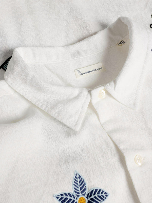 KnowledgeCotton Apparel - MEN Box fit short sleeve shirt with embroidery - GOTS/Vegan Shirts 1387 Egret