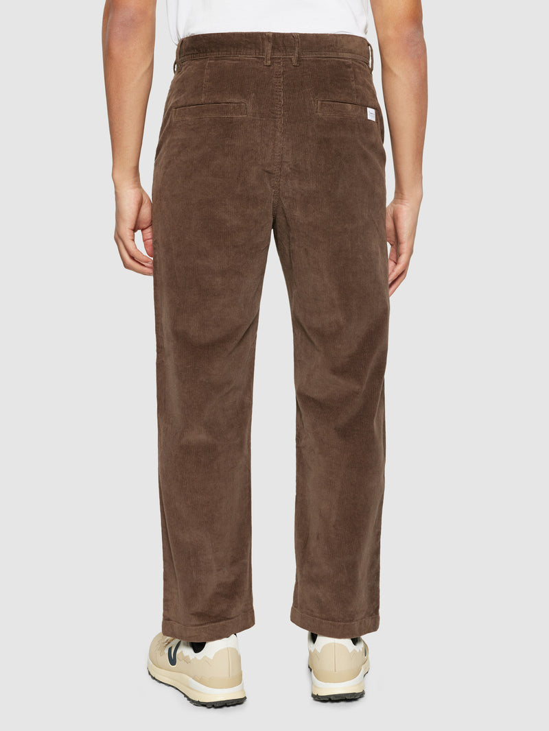 KnowledgeCotton Apparel - MEN FLINT wide corduroy chino pants Pants 1243 Demitasse (brown)