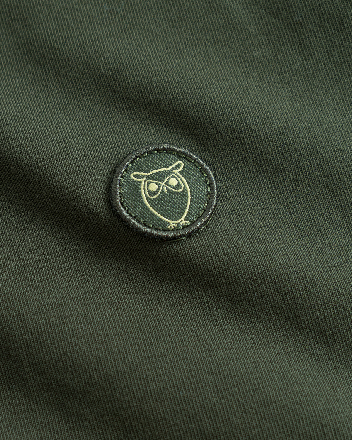 KnowledgeCotton Apparel - MEN Regular fit Badge t-shirt T-shirts 1090 Forest Night