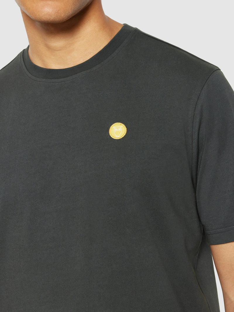 KnowledgeCotton Apparel - MEN Regular fit Badge t-shirt T-shirts 1167 Phantom