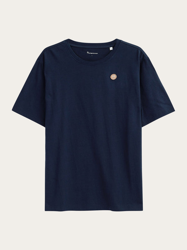 KnowledgeCotton Apparel - MEN Regular fit Badge t-shirt T-shirts 1412 Night Sky