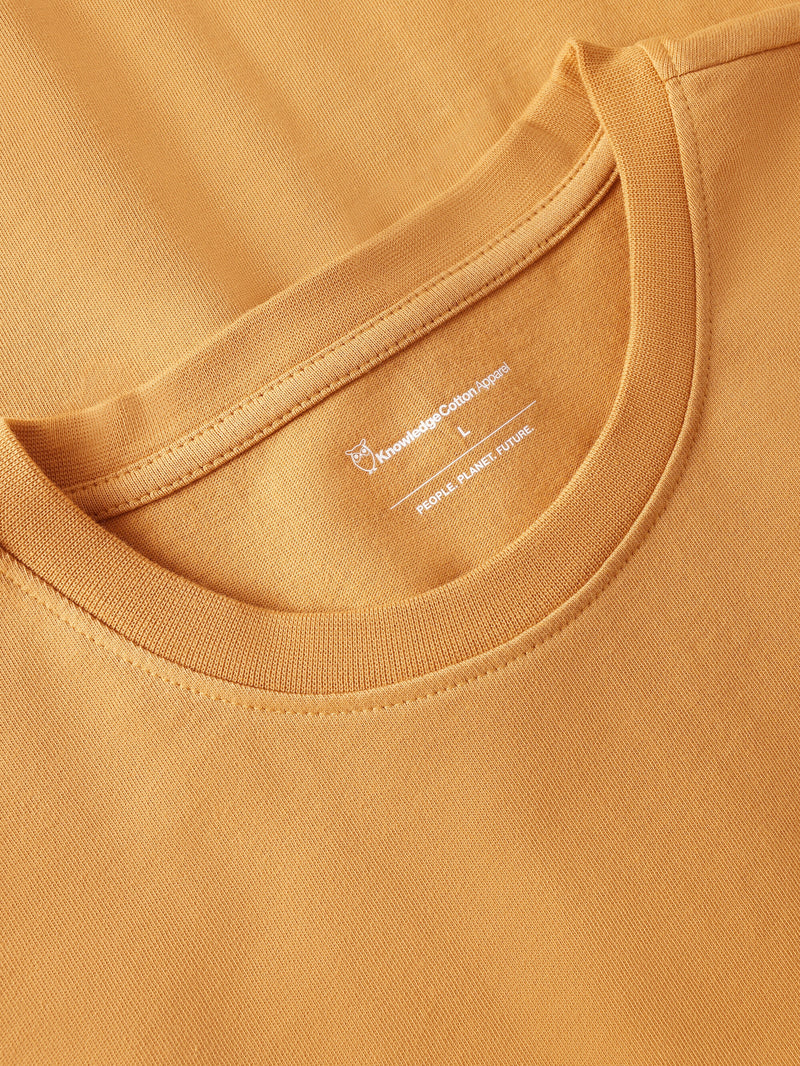 KnowledgeCotton Apparel - MEN Regular fit Badge t-shirt T-shirts 1484 Apple Cinnamon